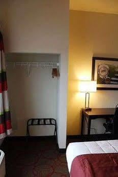 Inn At Hunters Run Watford City Экстерьер фото