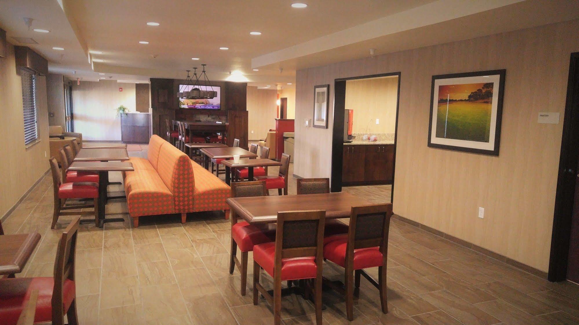 Inn At Hunters Run Watford City Экстерьер фото