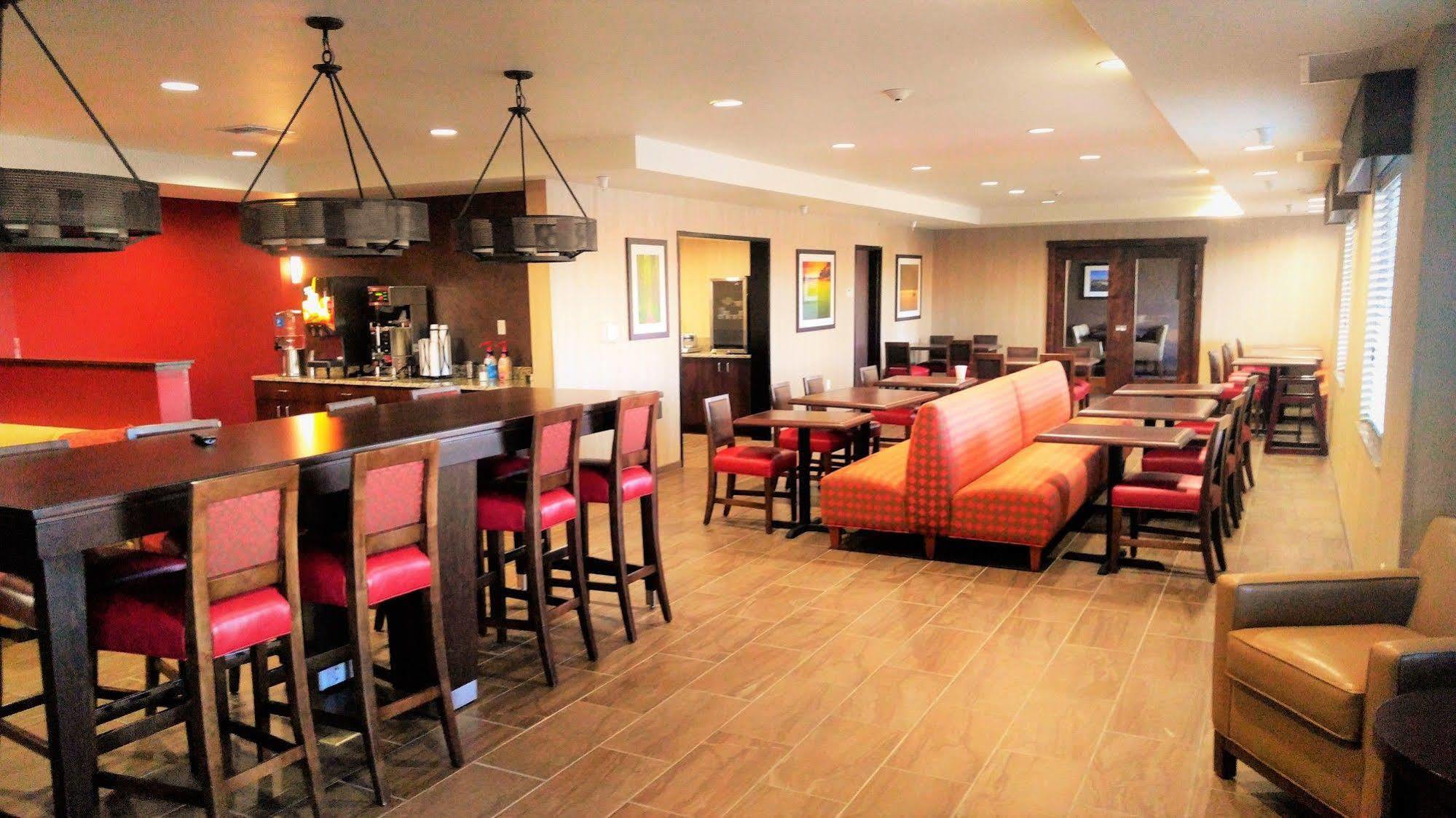Inn At Hunters Run Watford City Экстерьер фото