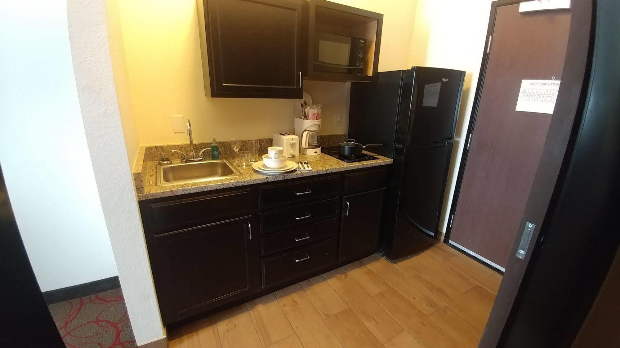 Inn At Hunters Run Watford City Экстерьер фото